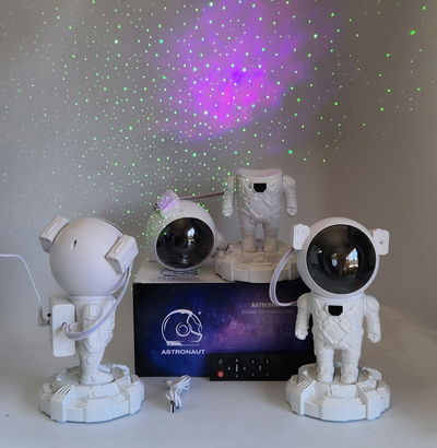 PARLANTE BT + PROYECTOR ASTRONAUTA