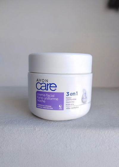 Crema facial tono Uniforme noche AVON