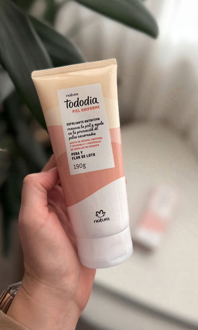 Crema exfoliante nutritivo Pera y flor de loto