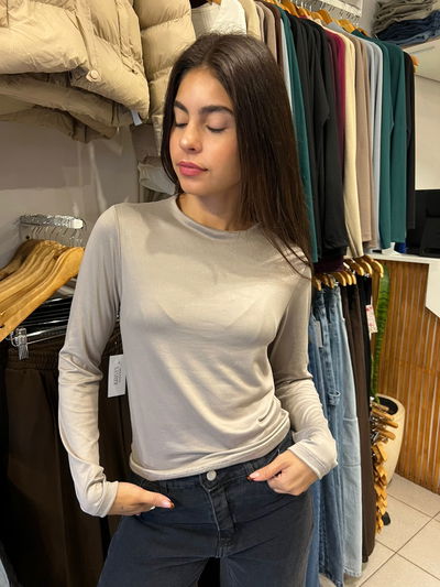 Remera cuello alto vison