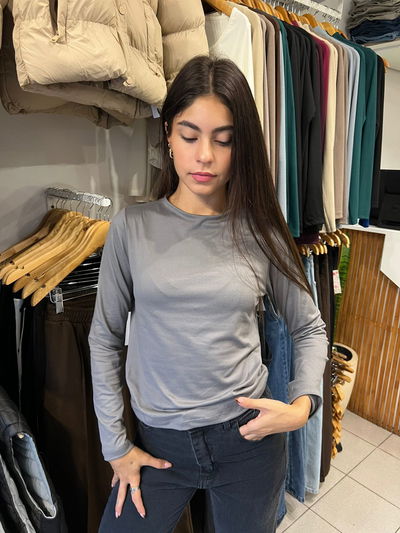 Remera cuello alto gris