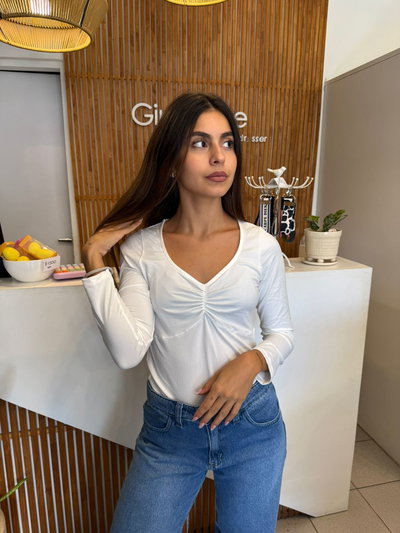 Remera con frunce blanca