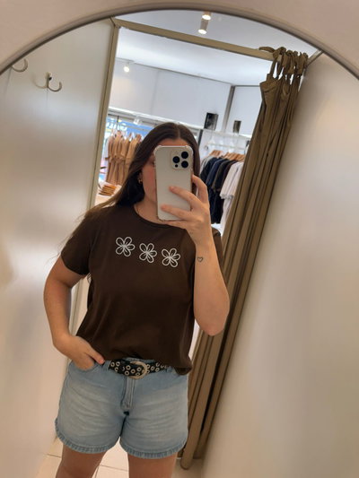 Remera flores marron