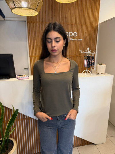 REMERA MANGAS LARGAS CUELLO CUADRADO VERDE