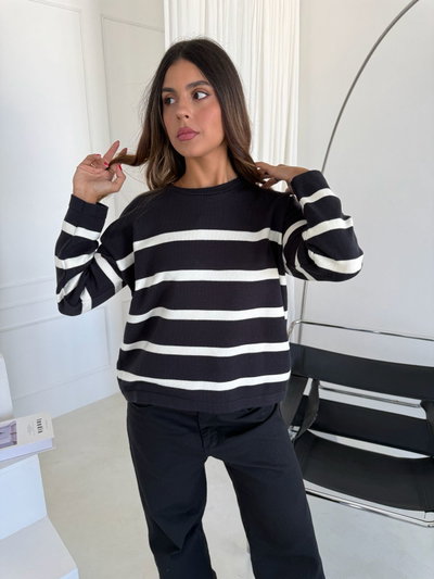 sweater rayado negro con blanco