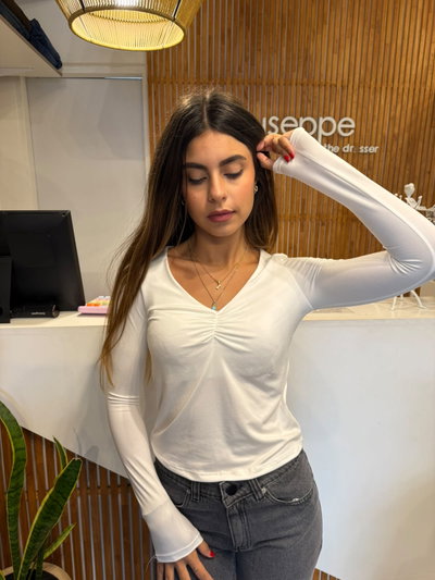 remera con frunce blanco