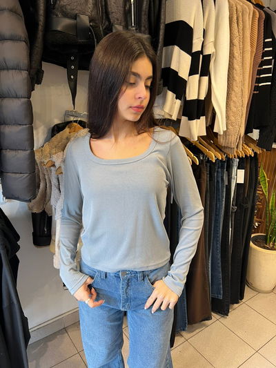 remera cuello redondo gris