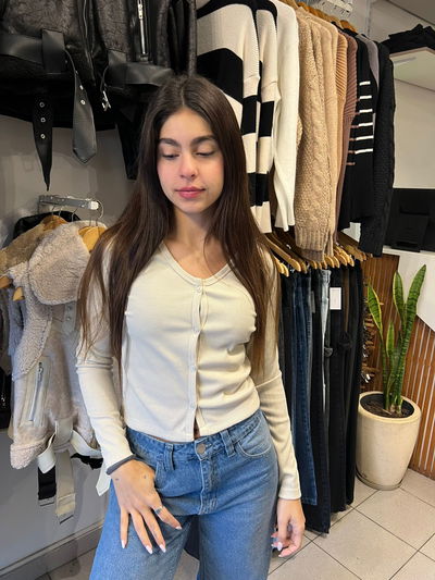 remera c/ botones beige