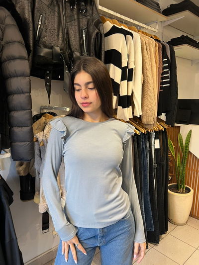 remera volados gris