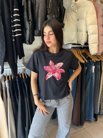 Remera flor negra