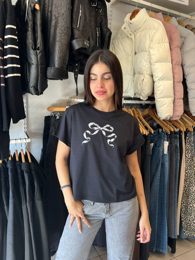Remera moño negra