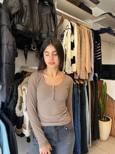 remera boton beige