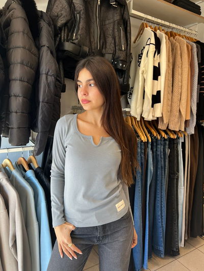 remera cuello v gris