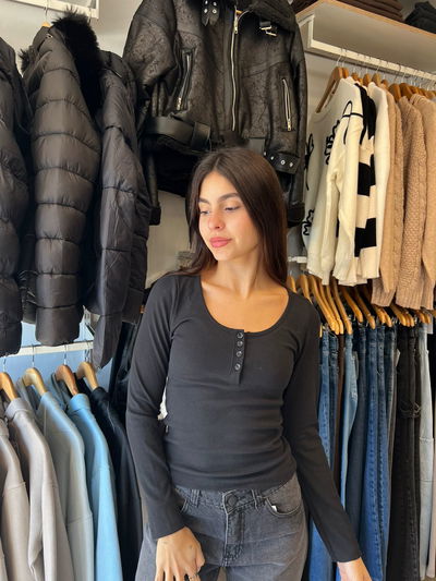 Remera boton negra