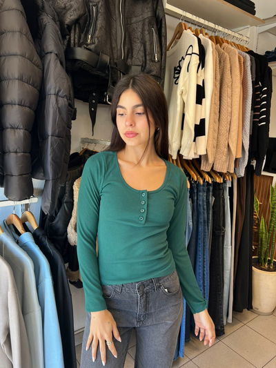 remera boton verde