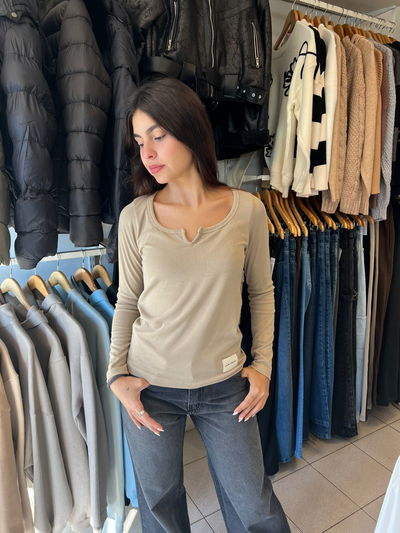 remera cuello v beige 