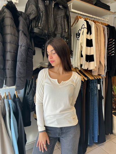remera cuello v  blanca