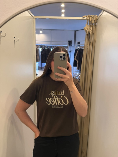 remera coffe marron