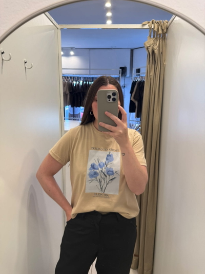 Remera flor celeste beige