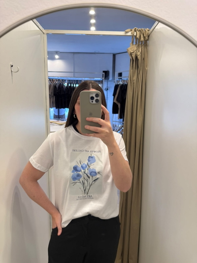 remera flor celeste blanca