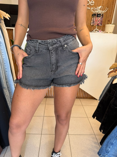 SHORT CON FLECOS GRIS