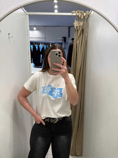 REMERA FLORES CELESTE