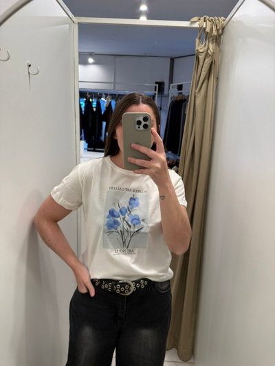REMERA FLORES AZULES