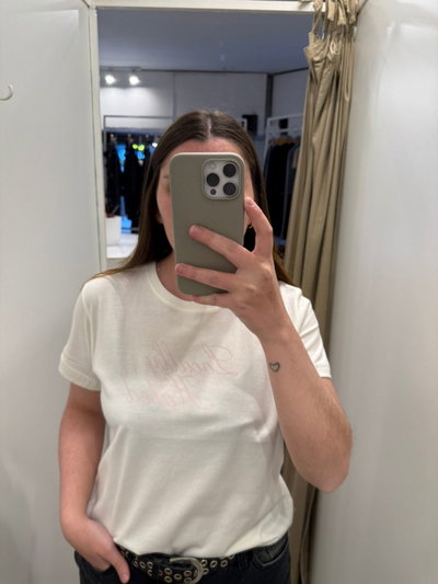 REMERA BLANCA LETRAS ROSA