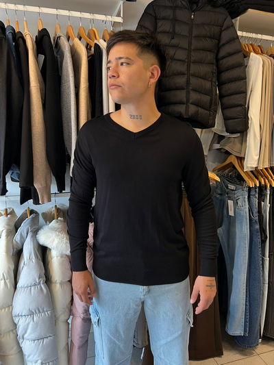 sweatter negro cuello v
