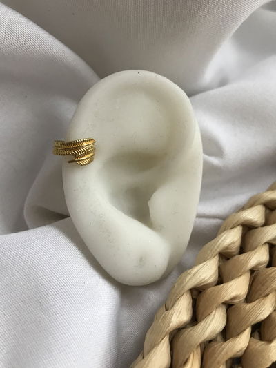 Ear Cuff plumita dorada