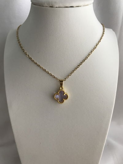 Collar dorado flor lila