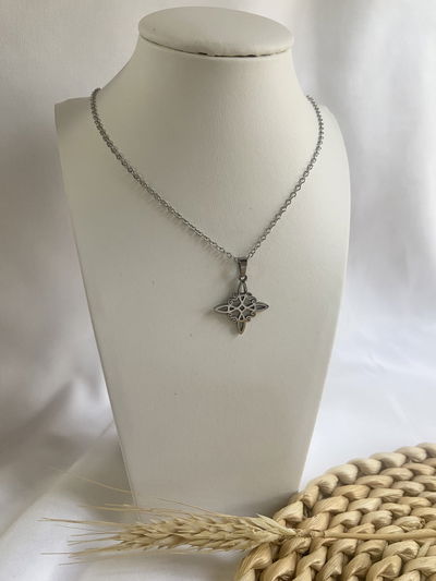 Collar nudo de bruja