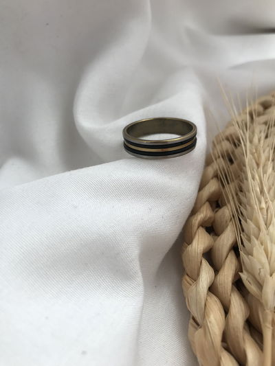 Anillo negro dorado negro