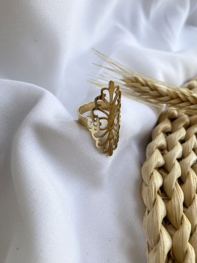Anillo dorado calado
