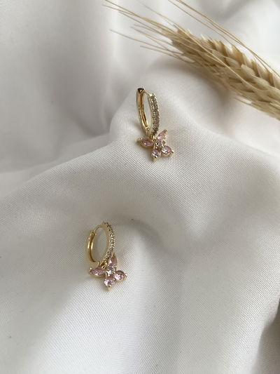 Argollitas doradas mariposa rosa