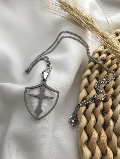 Collar cruz escudo