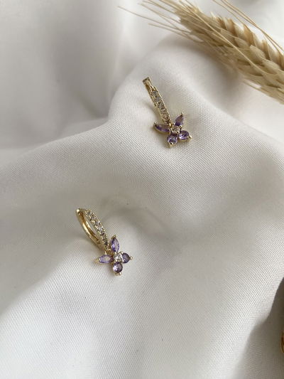 Argollitas doradas mariposa lila