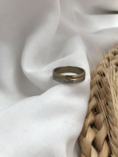 Anillo con dorado punto strass