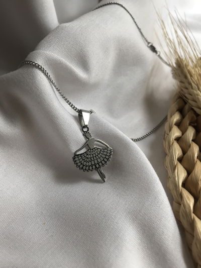Collar bailarina folklore