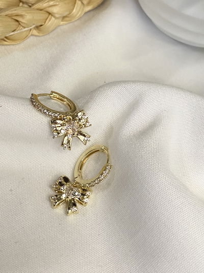 Argollitas doradas moño strass