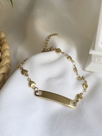 Pulsera dorada chapita y corazones