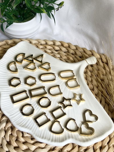 Aros dorados con formas (Elegi modelo)