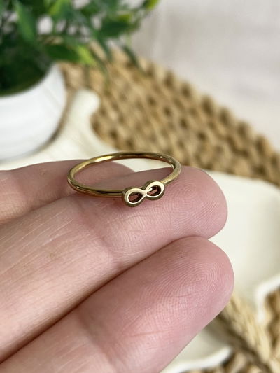 Anillo dorado infinito mini