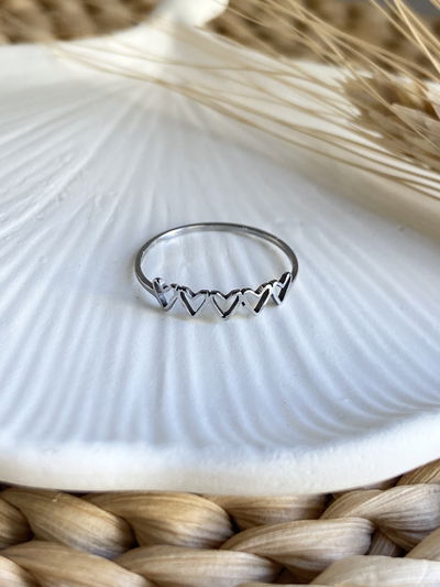 Anillo corazoncitos en triangulo