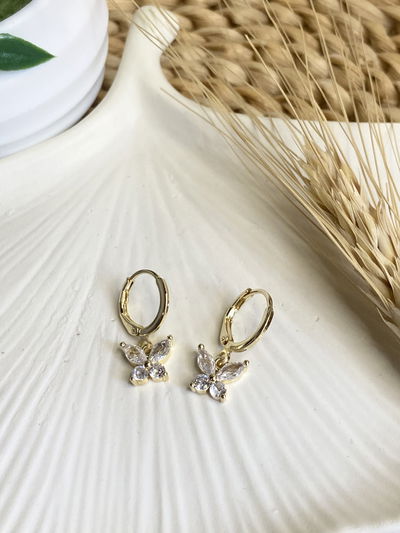 Argollas doradas mariposa cubic