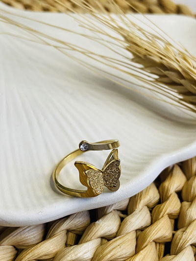 Anillo dorado mariposa bajo strass