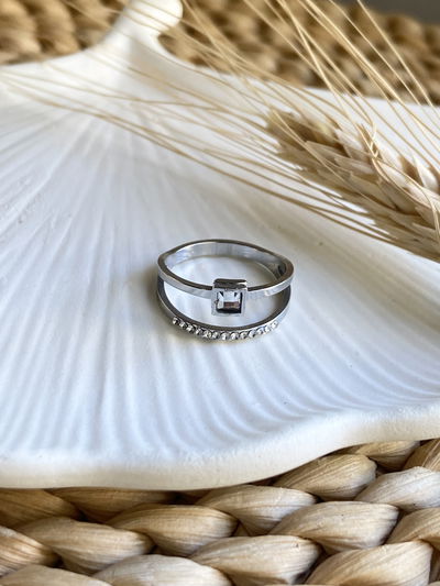 Anillo cubo centro y strass