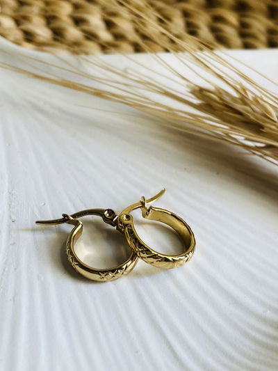 Argollitas doradas destellos