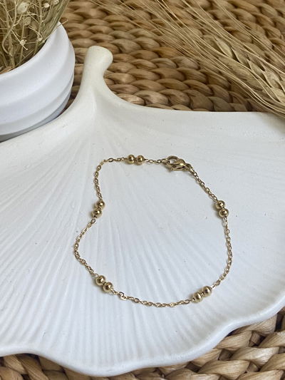 Pulsera dorada pelotitas
