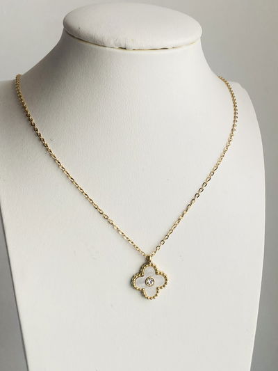 Collar dorado trebol blanco